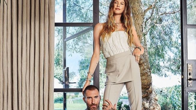 Potret Mesra Adam Levine dan Istri (Instagram/@adamlevine)