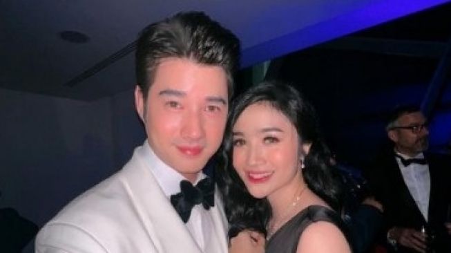 Bikin Iri, Febby Rastanty Foto Bareng Aktor Thailand Mario Maurer