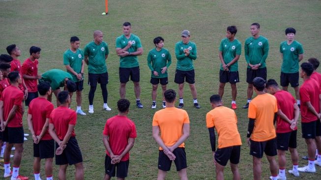 Pelatih Timnas Indonesia, Shin Tae-yong (keempat kanan) memimpin latihan di Stadion Sidolig, Bandung, Senin (19/9/2022). [ANTARA FOTO/Raisan Al Farisi]