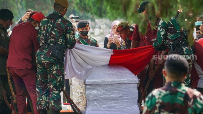 Prosesi pemakaman Ketua Dewan Pers Azyumardi Azra di Taman Makam Pahlawan, Kalibata, Jakarta Selatan, Selasa (20/9/2022). [Suara.com/Alfian Winanto]