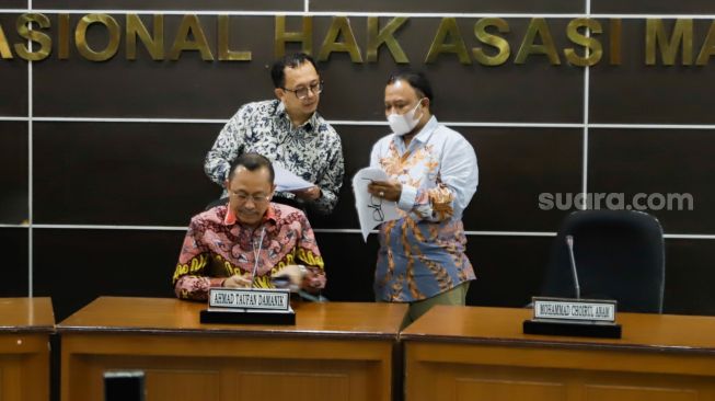 Ketua Komisi Nasional Hak Asasi Manusia (Komnas HAM) Ahmad Taufan Damanik (tengah) didampingi Komisioner Komnas HAM Beka Ulung Hapsara (kiri) dan Choirul Anam (kanan) saat memberikan keterangan pers terkait kasus mutilasi warga Papua di Gedung Komnas HAM, Jakarta Pusat,  Selasa (20/9/2022). [Suara.com/Alfian Winanto]