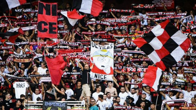 Pendukung OGC Nice mengibarkan bendera sebelum pertandingan lanjutan Ligue 1 Prancis antara OGC Nice vs SCO Angers di Stadion Allianz Riviera di Nice, Prancis tenggara, pada 18 September 2022.
Clement MAHOUDEA / AFP