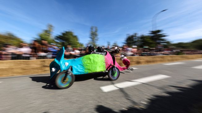 Sebuah tim balap berkompetisi dalam perlombaan Red Bull Soapbox di Toulouse, Prancis, Minggu (18/9/2022). [Charly Triballeau/AFP]
