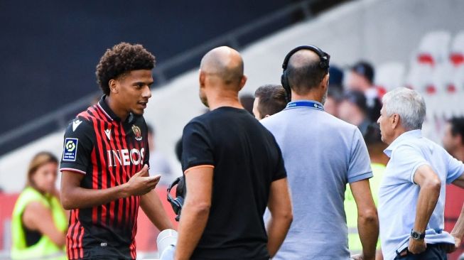 Bek Nice asal Prancis, Jean-Clair Todibo (kiri) bereaksi setelah ia menerima kartu merah hanya 9 detik sejak kick-ff dalam lanjutan Ligue 1 Prancis antara OGC Nice vs SCO Angers di Stadion Allianz Riviera di Nice, Prancis tenggara, pada 18 September 2022.
Clement MAHOUDEA / AFP.