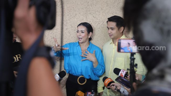Mami Ipel bersama Ajun Perwira saat ditemui di kawasan tendean, Jakarta, Selasa (20/9). [Suara.com/Oke Atmaja]
