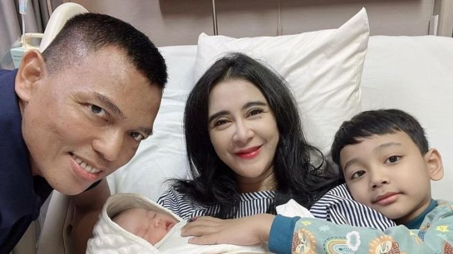 Wajah glowing para artis yang lahiran di tahun 2022 (Instagram/@uutpermatasari)