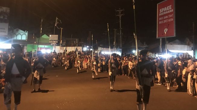 Foto: Kemeriahan Warga Wonokromo Gelar Kirab Rebo Pungkasan di Bantul, Hasil Bumi dan Lemper Diarak