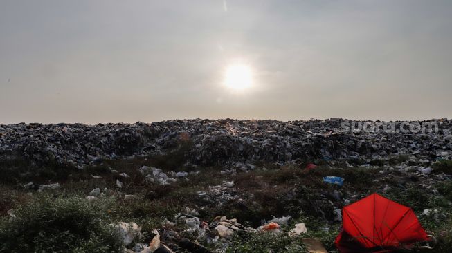 Penampakan Tempat Pembuangan Sampah (TPS) liar di bantaran Kali CBL (Cikarang Bekasi Laut) di Tambun, Kabupaten Bekasi, Jawa Barat, Rabu (21/9/2022). [Suara.com/Alfian Winanto]