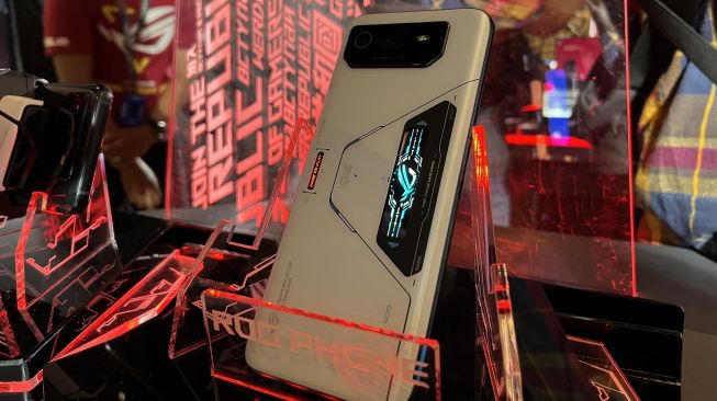 Harga Asus ROG Phone 6 di Indonesia mulai Rp 11 juta. Sementara harga Asus ROG Phone 6 Pro sekitar Rp 19 juta. Tersedia mulai Oktober 2022. [Suara.com/Dicky Prastya]