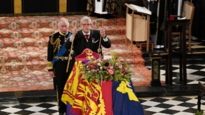 Potret Raja Charles III, peti Ratu Elizabeth II, dan The Lord Chamberlain yang mematahkan tongkat dan meletakkan di atas peti sebagai tanda berakhirnya pelayanan Ratu Elizabeth II (Twitter/@RoyalFamily)