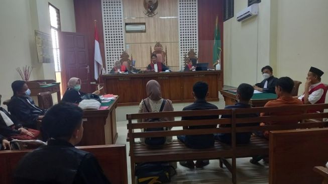 Korban Penipuan Keponakan Gubernur Lampung Menangis di Persidangan: Saya Ini Orang Susah