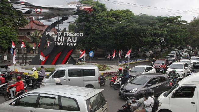 Sejumlah kendaraan berada di salah satu titik kemacetan di jalan Sukarno Hatta, Kota Malang, Jawa Timur, Selasa (20/9/2022). ANTARA FOTO/Ari Bowo Sucipto