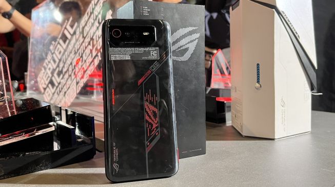 Harga Asus ROG Phone 6 di Indonesia mulai Rp 11 juta. Sementara harga Asus ROG Phone 6 Pro sekitar Rp 19 juta. Tersedia mulai Oktober 2022. [Suara.com/Dicky Prastya]