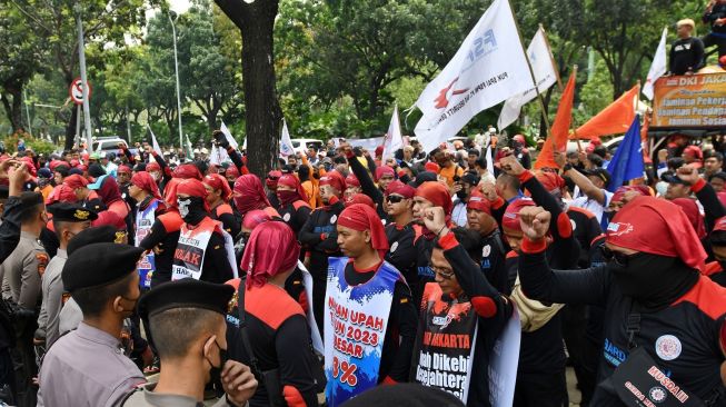 Sejumlah buruh berunjuk rasa di depan Balai Kota DKI Jakarta, Jakarta, Rabu (21/9/2022). [ANTARA FOTO/Aditya Pradana Putra/nz].