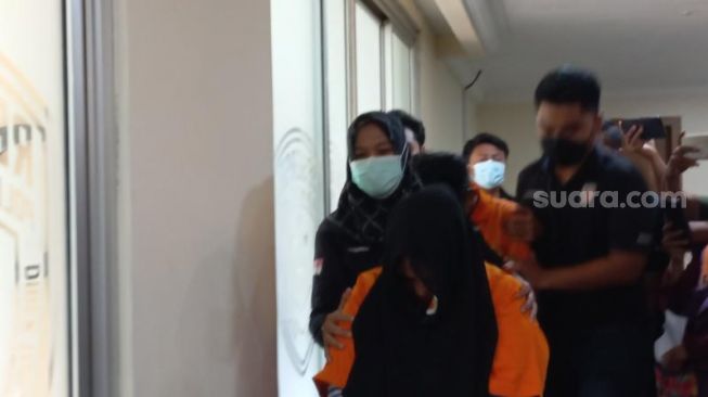 Erika Mustika Tarigan atau EMT (43), mucikari kasus prostitusi anak setelah ditangkap Polda Metro Jaya. 