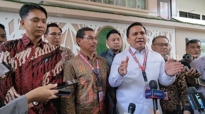 Eks Pengacara Bharada E Tuntut Fee Rp15 M, Kubu Ronny Talapessy Tantang Deolipa Muncul di Sidang: Katanya Dia Tahu Hukum