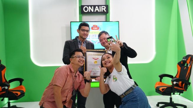 Museum Rekor Indonesia (MURI) menganugerahi penghargaan Rekor MURI kepada Kredit Pintar sebagai “Edukasi Pinjaman Online Secara Non-stop Terlama Melalui TikTok”. Siaran streaming 24 jam melalui TikTok Live ini berlangsung mulai jam 09.00 WIB, Sabtu (10/9/2022) hingga keesokan harinya di jam yang sama, Minggu, (11/9/2022). 