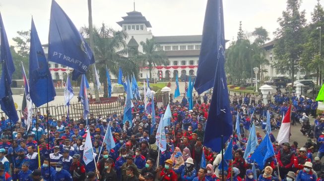 Demonstrasi ribuan buruh Jawa Barat menolak kenaikan BBM dan menuntut kenaikan upah, di depan Gedung Sate, Kota Bandung, Rabu (21/9/2022). [Dik/Suara.com]