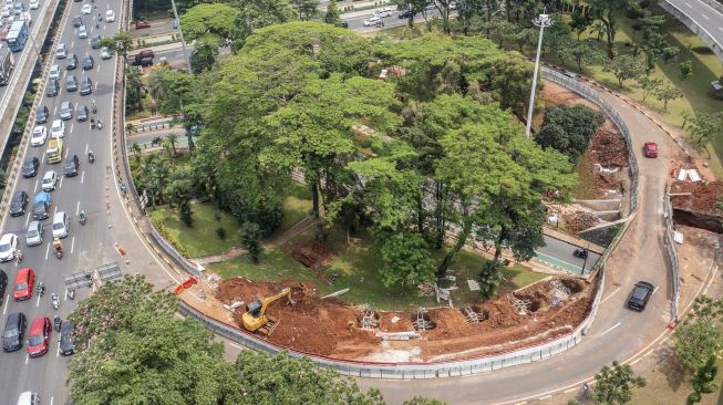 Foto areal proyek revitalisasi Taman Semanggi di Bundaran Semanggi, Jakarta, Rabu (21/9/2022). ANTARA FOTO/Galih Pradipta/nz]