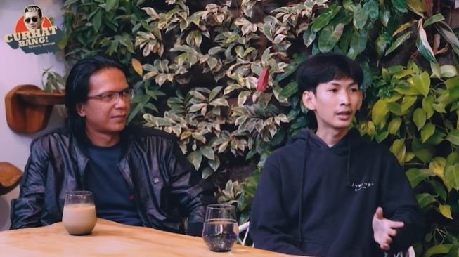 Rio (kiri) dan Putra Aji Adhari (kanan), white hacker dan bug hunter di podcast Denny Sumargo (YouTube Curhat Bang Denny Sumargo)