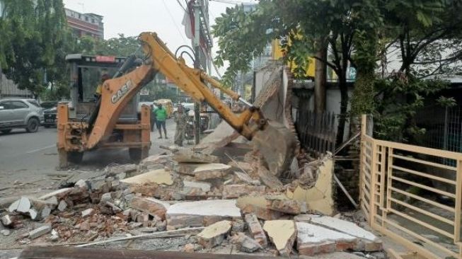 Bangunan di Atas Drainase Dibongkar Anak Buah Bobby Nasution