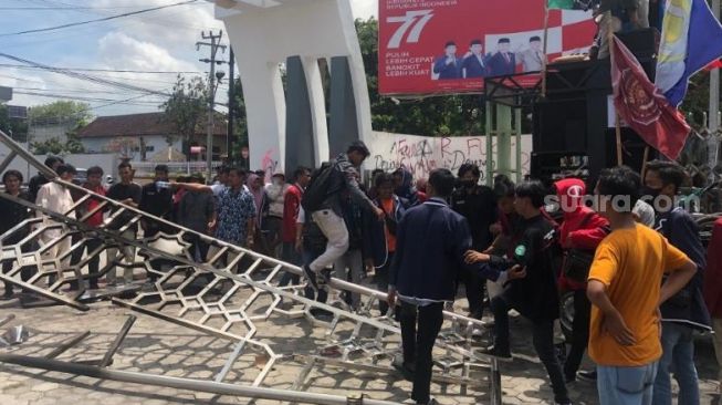 Demo Tolak Kenaikan Harga BBM di Lombok Timur Ricuh, Massa Rusak Gerbang DPRD