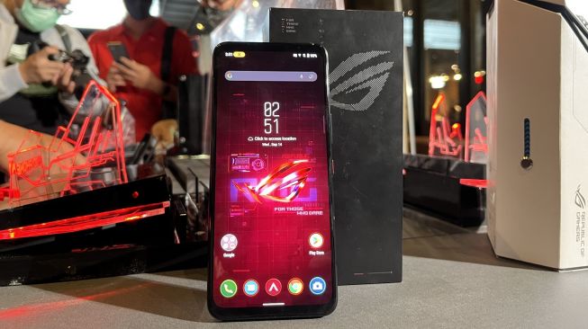 Harga Asus ROG Phone 6 di Indonesia mulai Rp 11 juta. Sementara harga Asus ROG Phone 6 Pro sekitar Rp 19 juta. Tersedia mulai Oktober 2022. [Suara.com/Dicky Prastya]