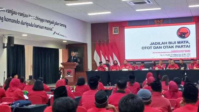 Sekjen PDIP Hasto Kristiyanto mengatakan Ketua Umum DPP PDIP Megawati Soekarnoputeri mengingatkan kader agar tidak boleh tidur, dan kader harus terus menerus melakukan konsolidasi. (Suara.com/Bagaskara)