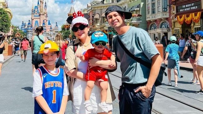 Momen Keluarga Raffi Ahmad di Disneyland Amerika (Instagram/@raffinagita1717)