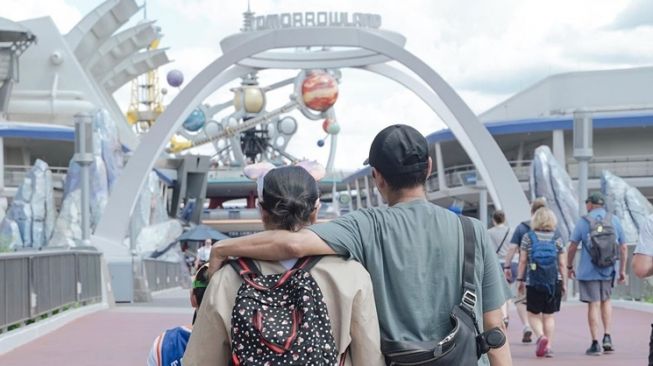 Momen Keluarga Raffi Ahmad di Disneyland Amerika (Instagram/@raffinagita1717)