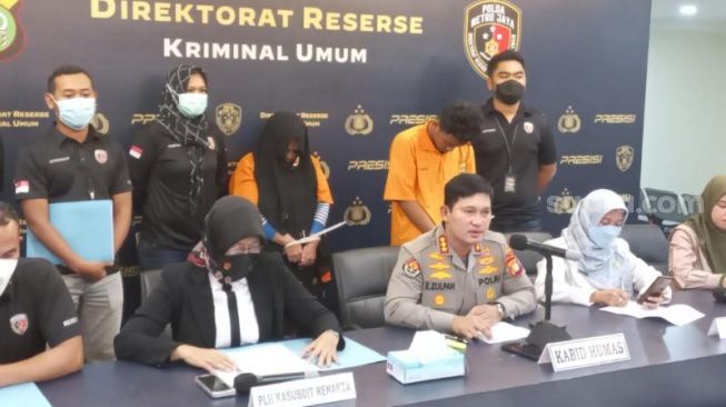 Mucikari Culik Anak-anak buat Dijadikan PSK, Mami Erika Nangis Kejer sampai Dielus-elus Polisi