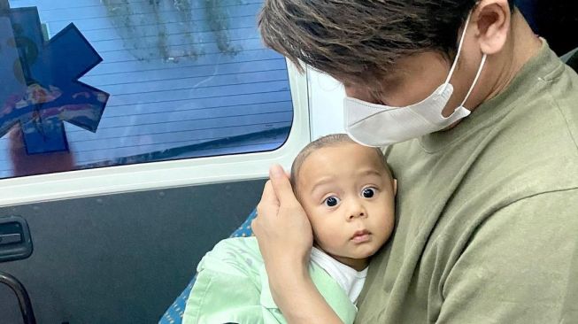 Rizky Billar Beri Teh Manis Dingin ke Baby L, Emang Boleh Bayi Minum Air Es?