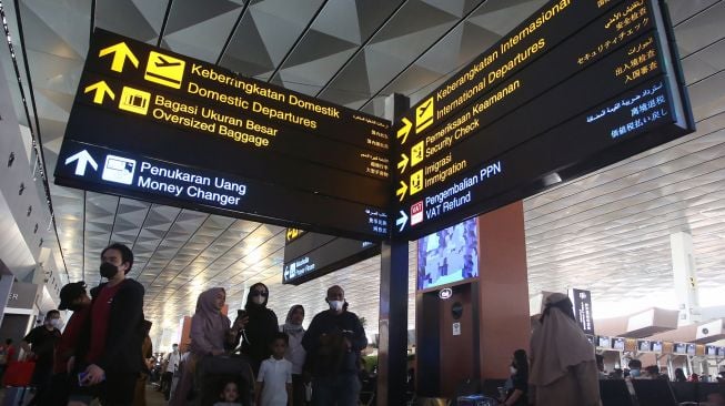 Calon penumpang berjalan untuk lapor diri di selasar Terminal 3 Bandara Soekarno Hatta, Tangerang, Banten, Selasa (20/9/2022). ANTARA FOTO/Muhammad Iqbal
