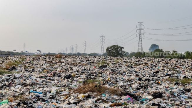 Penampakan Tempat Pembuangan Sampah (TPS) liar di bantaran Kali CBL (Cikarang Bekasi Laut) di Tambun, Kabupaten Bekasi, Jawa Barat, Rabu (21/9/2022). [Suara.com/Alfian Winanto]