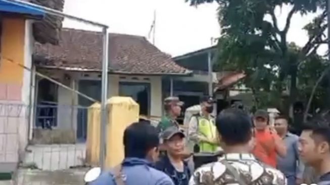 Suasa‎na rumah yang menjadi lokasi pembunuhan yang diduga dilakukan suami terhadap istri di Desa Tanah Baya, Kecamatan Randudongkal, Pemalang. (Istimewa)