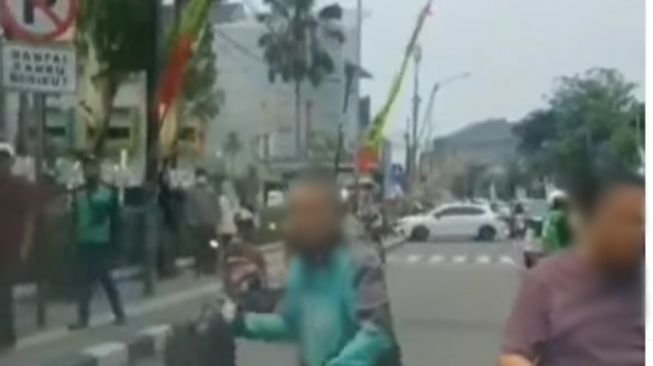 Video Oknum Driver Ojol Emosi ke Pengendara Mobil Bikin Anak Kecil Nangis Kejer: Nanti Suspend Bawa Pasukan