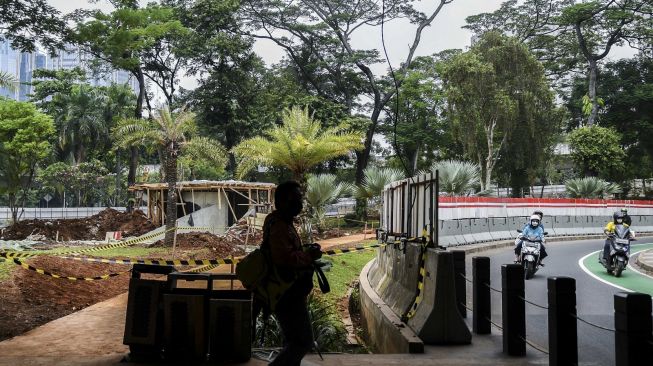 Pekerja menyelesaikan revitalisasi Taman Semanggi di Bundaran Semanggi, Jakarta, Rabu (21/9/2022). [ANTARA FOTO/Galih Pradipta/nz]