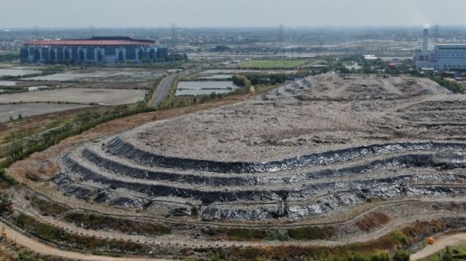 Pengelolaan sampah di Tempat Pembuangan Akhir (TPA) Sampah Benowo, Kota Surabaya, yang lokasinya berdeketan dengan Stadion Gelora Bung Tomo (GBT). (ANTARA/HO-Diskominfo Surabaya)