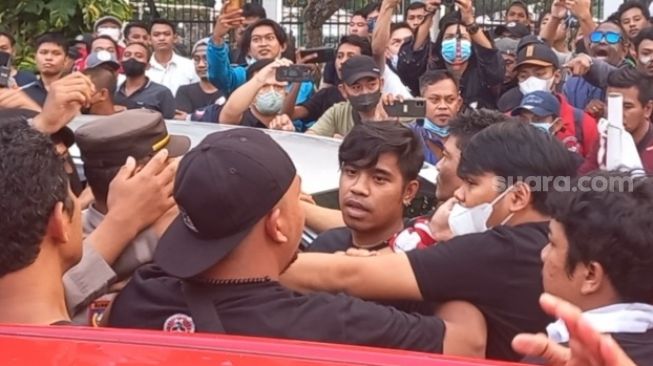 Ricuh aksi pengemudi taksi online di depan gedung DPR, Rabu (foto Faqih/21/9/2022)