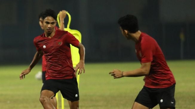 Marselino Ferdinan (kiri) dan para pemain Timnas Indonesia berlatih bersama di Stadion Sidolig, Jalan Ahmad Yani, Bandung. Skuad Garuda asuhan pelatih Shin Tae-yong sudah menjalankan pemusatan latihan di Stadion Sidolig sejak Senin (19/9/2022). [PSSI]