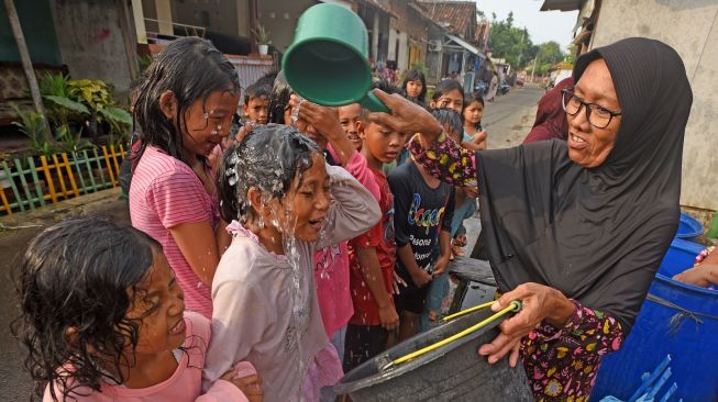 Sejumlah warga mengikuti tradisi mandi safar, atau tradisi untuk menolak bala di Kampung Cipocok, Serang, Banten, Rabu (21/9/2022). [ANTARA FOTO/Asep Fathulrahman/nz]