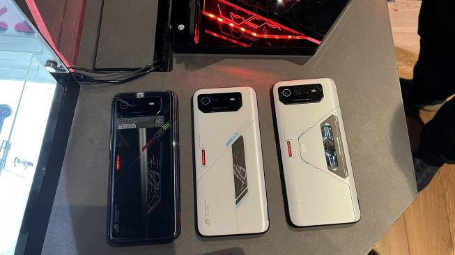 Harga Asus ROG Phone 6 di Indonesia mulai Rp 11 juta. Sementara harga Asus ROG Phone 6 Pro sekitar Rp 19 juta. Tersedia mulai Oktober 2022. [Suara.com/Dicky Prastya]