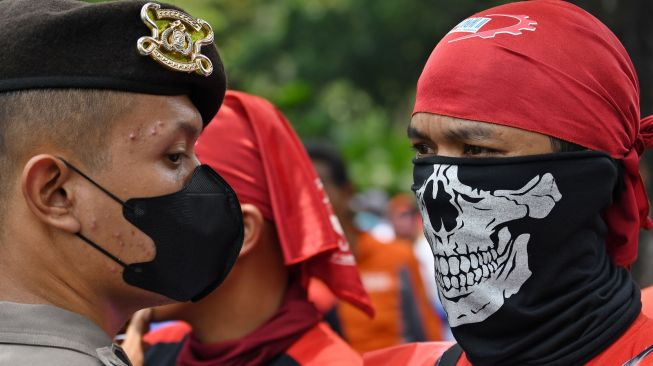 Buruh berhadapan dengan polisi saat berunjuk rasa di depan Balai Kota DKI Jakarta, Jakarta, Rabu (21/9/2022). [ANTARA FOTO/Aditya Pradana Putra/nz].