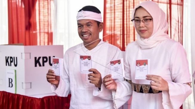 DOK - Calon Wakil Gubernur Jabar nomor urut empat Dedi Mulyadi (kiri) didampingi istri Anne Ratna Mustika, menunjukkan surat suara saat menggunakan hak pilih di TPS 6 Purwakarta, Jawa Barat, Rabu (27/6). Pilgub Jabar diikuti empat pasang cagub dan cawagub dengan jumlah daftar pemilih tetap (DPT) sebanyak 31.735.133 pemilih. [ANTARA FOTO/Agung Fatma Putra/agr/ama/18]