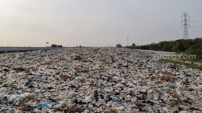 Penampakan Tempat Pembuangan Sampah (TPS) liar di bantaran Kali CBL (Cikarang Bekasi Laut) di Tambun, Kabupaten Bekasi, Jawa Barat, Rabu (21/9/2022). [Suara.com/Alfian Winanto]