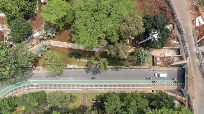 Foto areal proyek revitalisasi Taman Semanggi di Bundaran Semanggi, Jakarta, Rabu (21/9/2022). [NTARA FOTO/Galih Pradipta/nz]