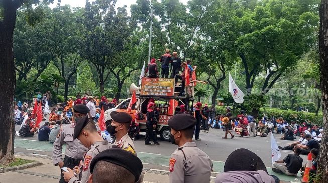 Massa Buruh Demo di Depan Kantor Anies, Tolak Harga BBM Naik dan Minta Adanya Kenaikan UMP DKI