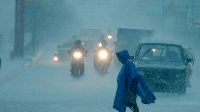 Prakiraan Cuaca Kaltim 4 Oktober 2022, Hujan Lebat Disertai Petir Terjadi di Siang dan Malam Hari
