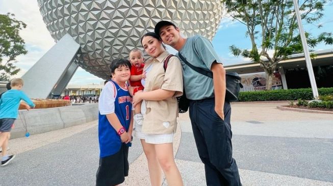 Momen Keluarga Raffi Ahmad di Disneyland Amerika (Instagram/@raffinagita1717)