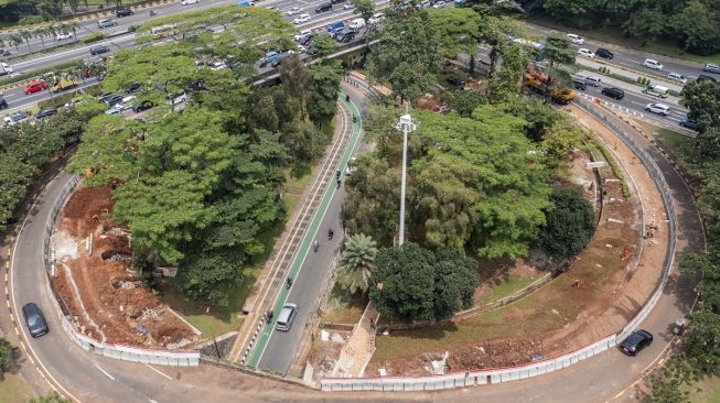 Foto areal proyek revitalisasi Taman Semanggi di Bundaran Semanggi, Jakarta, Rabu (21/9/2022). [ANTARA FOTO/Galih Pradipta/nz]